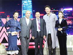 新望董事長(zhǎng)羅永輝與著名歌星劉尊老師、汪正正老師、郭津彤老師、主持人雅琪在北京電視臺(tái)錄制節(jié)目現(xiàn)場(chǎng)親切合影